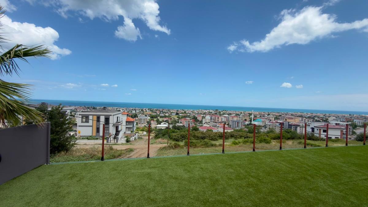 Denize ve şehre bakan panoramik manzara